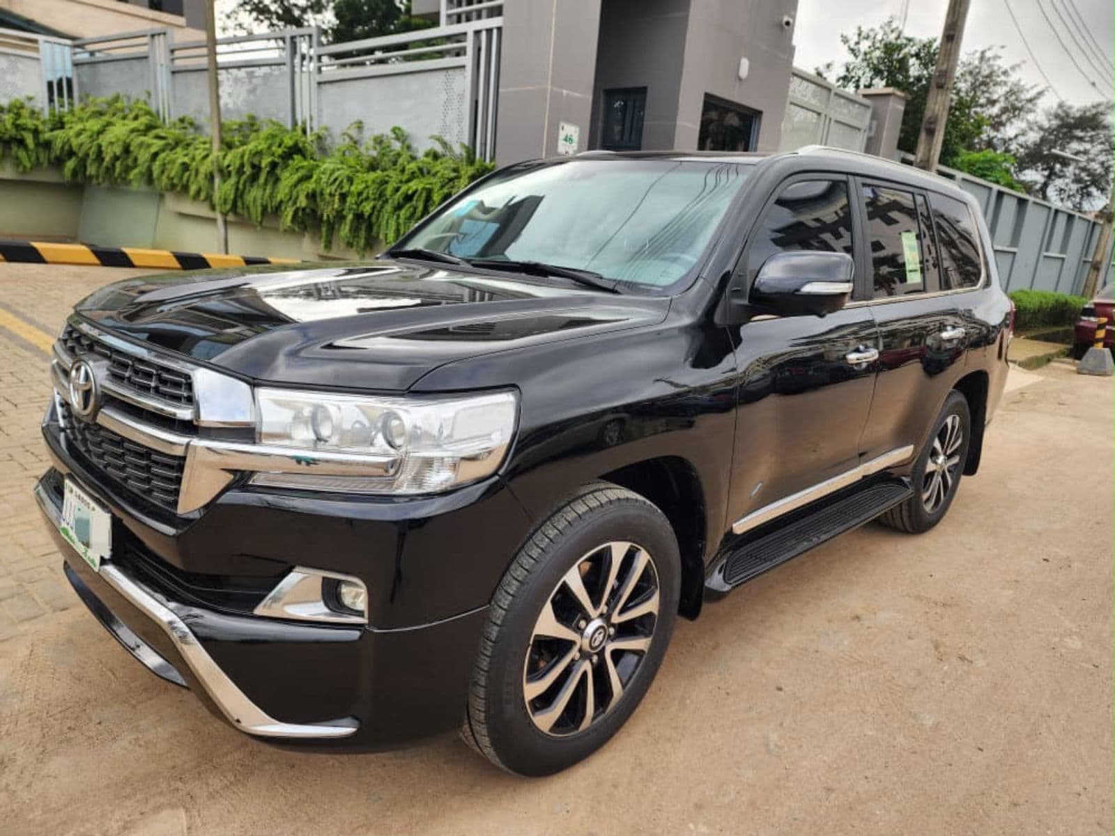 2019 Toyota Land Cruiser SUV — photo 7 of 8