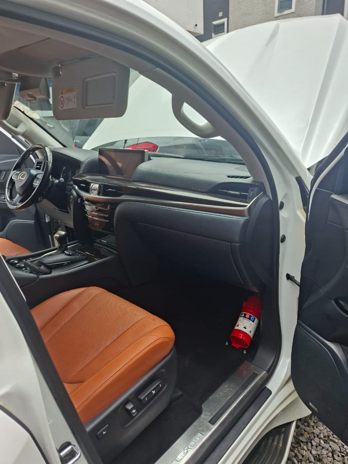 2020 Lexus LX SUV — photo 3 of 11