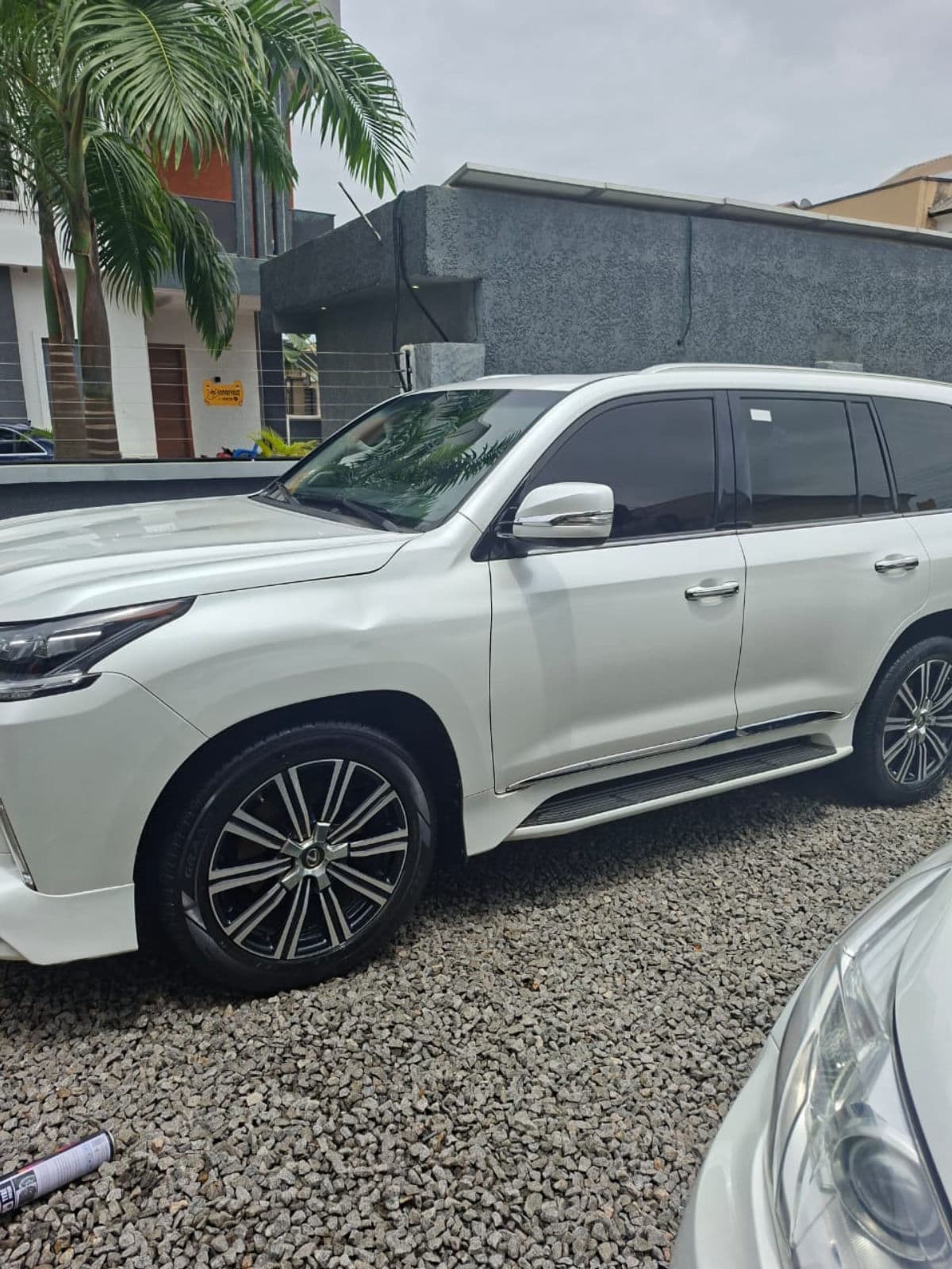 2020 Lexus LX SUV — photo 8 of 11