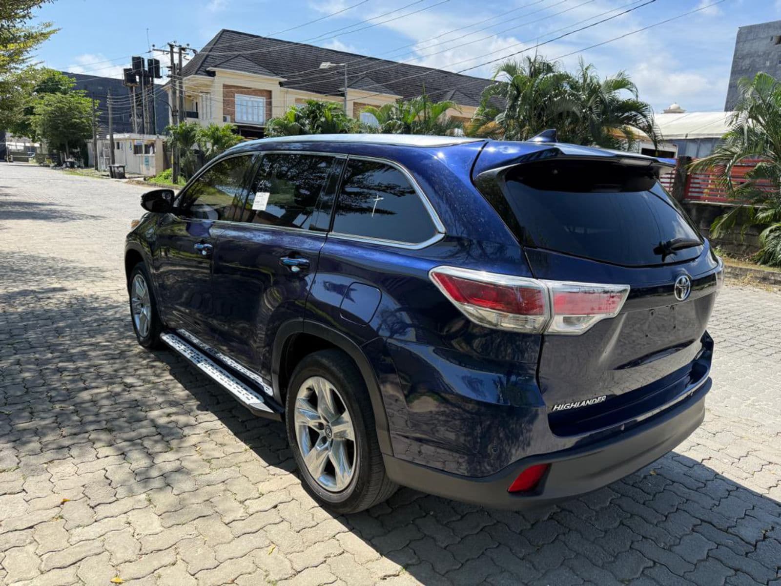 2016 Toyota Highlander SUV — photo 5 of 11