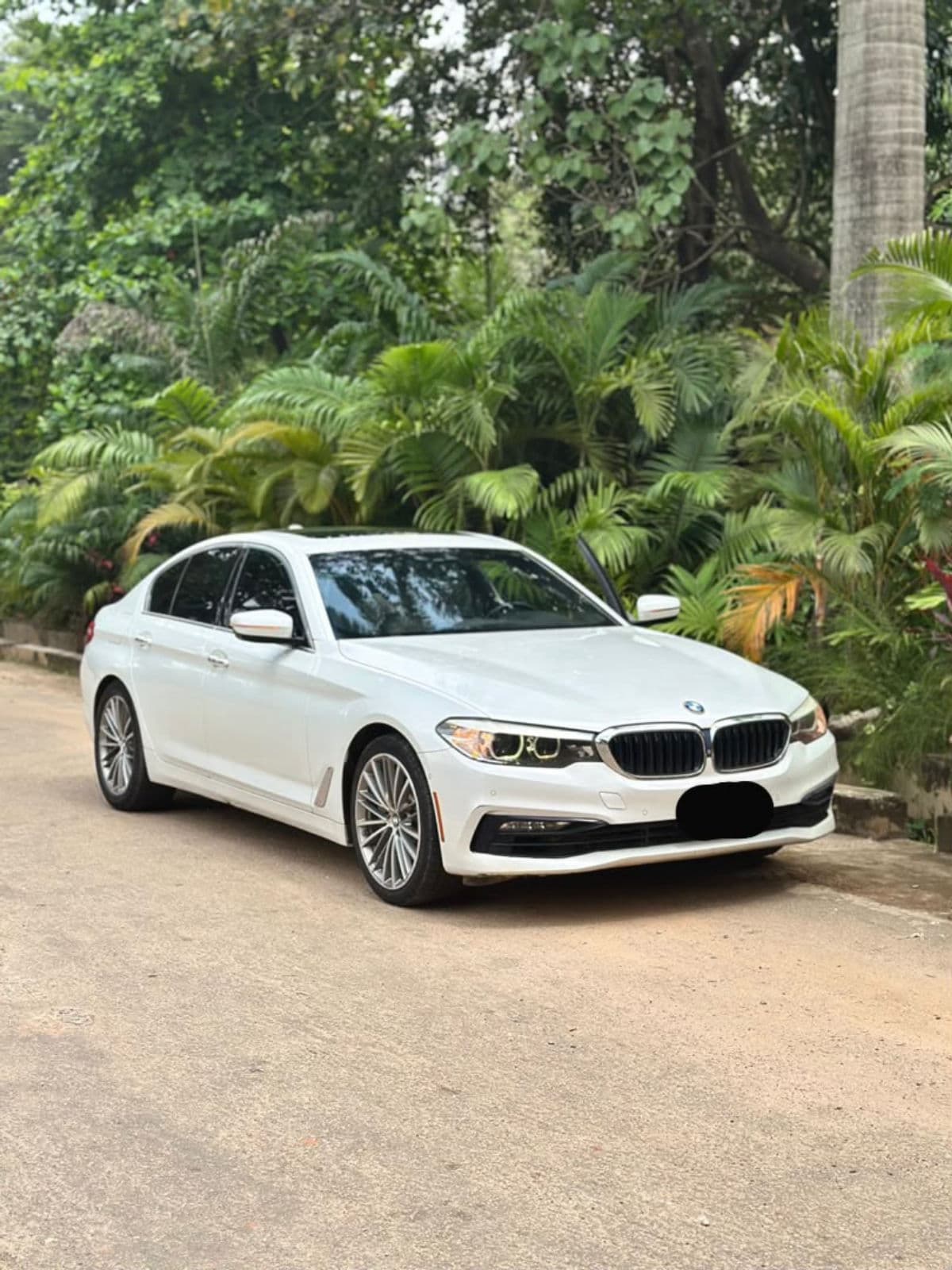 2017 BMW 5 SERIES Sedan — photo 2 of 7