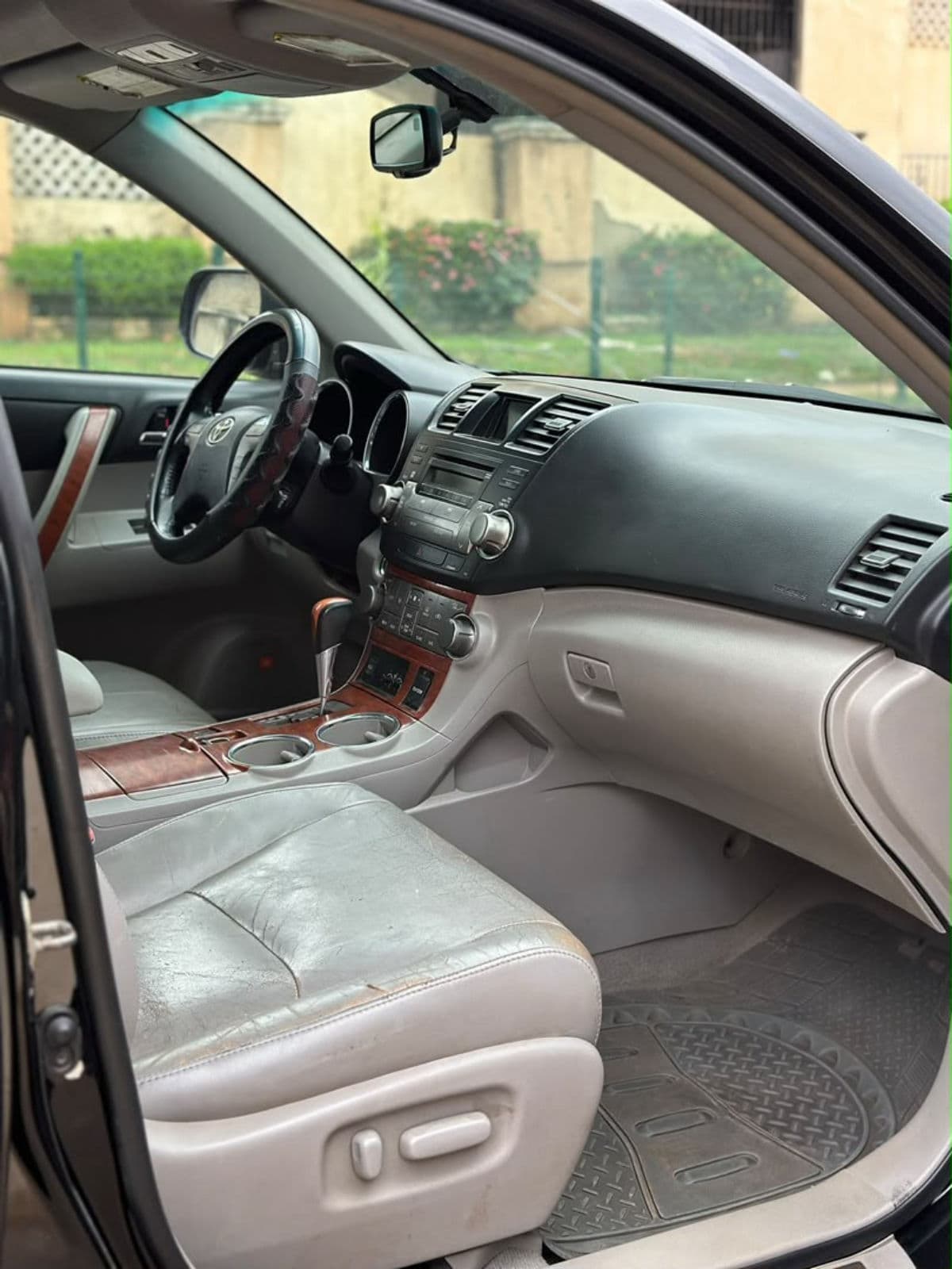 2013 Toyota Highlander SUV — photo 3 of 7