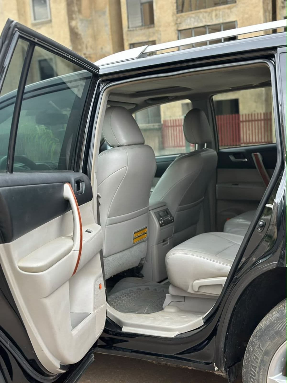 2013 Toyota Highlander SUV — photo 4 of 7