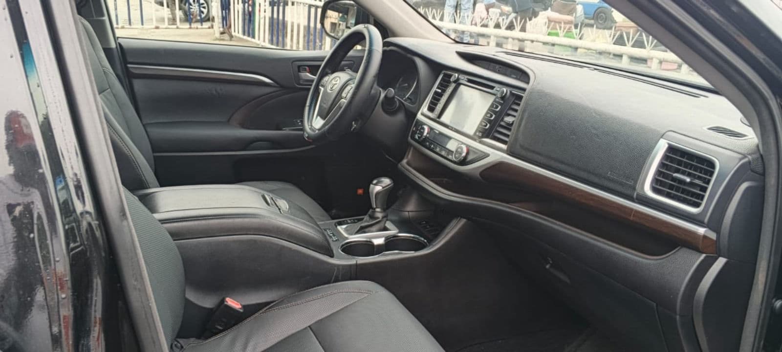 2015 Toyota Highlander SUV — photo 2 of 10
