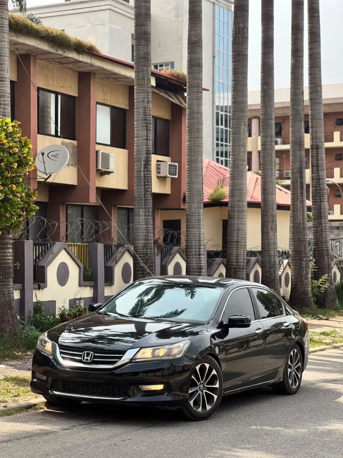 2014 Honda Accord Sedan — photo 2 of 8