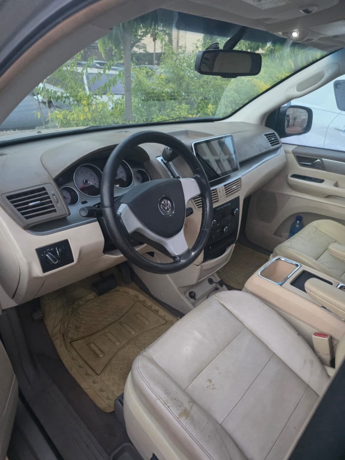2011 Volkswagen TSI Van/Minivan — photo 3 of 8