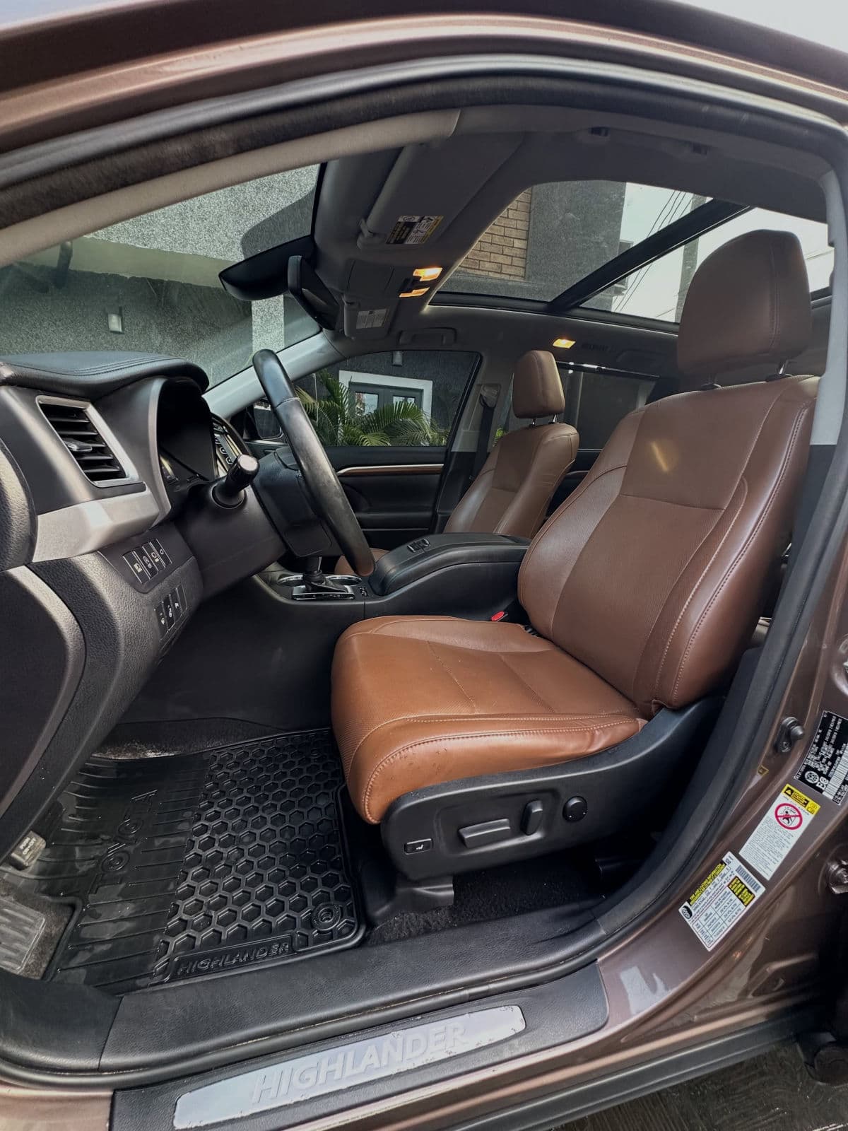 2017 Toyota Highlander SUV — photo 2 of 9
