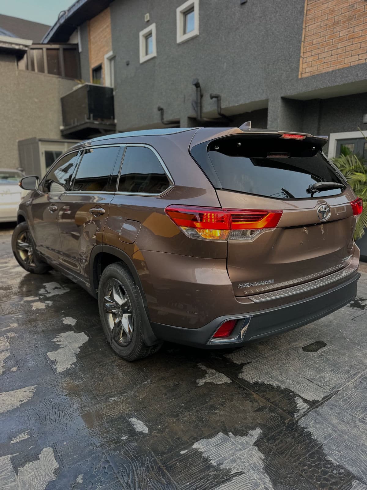2017 Toyota Highlander SUV — photo 4 of 9