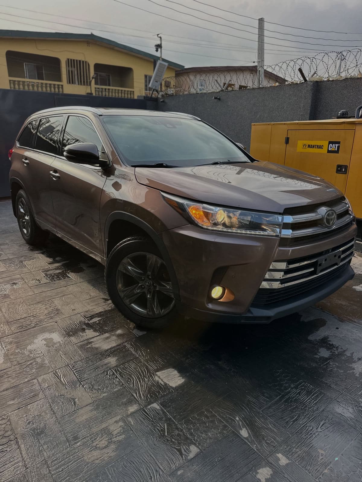 2017 Toyota Highlander SUV — photo 6 of 9
