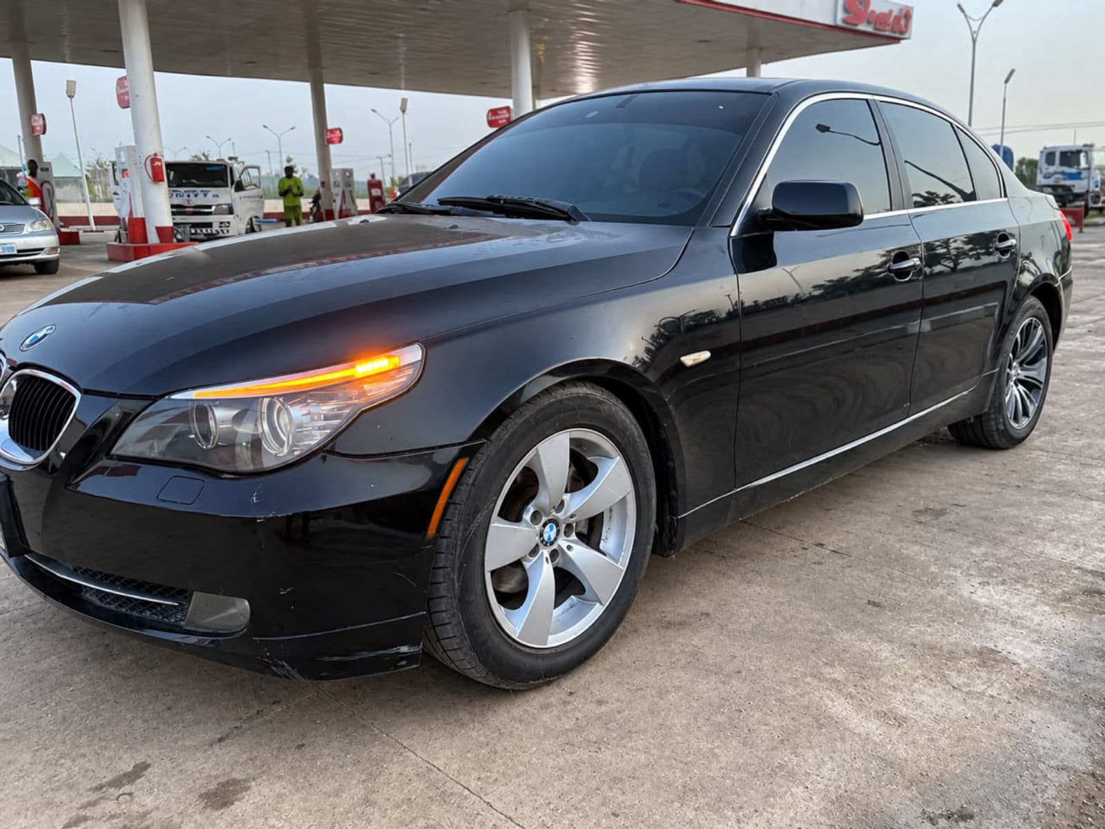 2009 BMW 5 SERIES SUV — photo 6 of 8