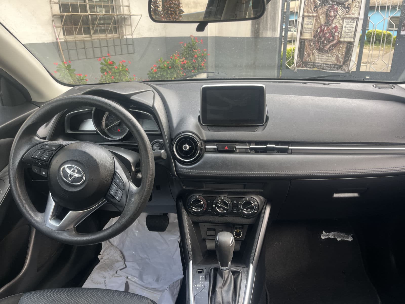 2018 Toyota Yaris Sedan — photo 5 of 8