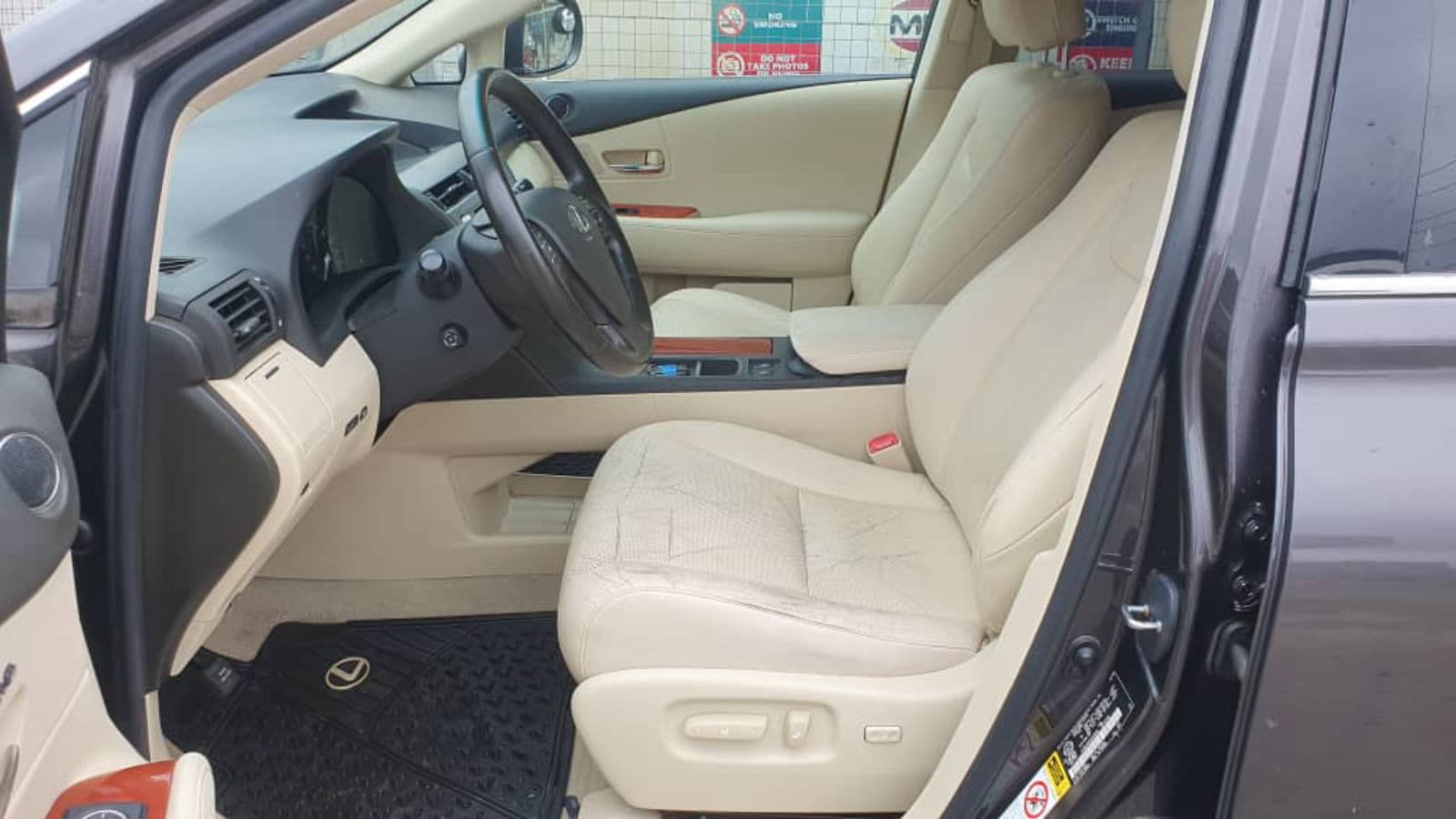2010 Lexus RX SUV — photo 4 of 7