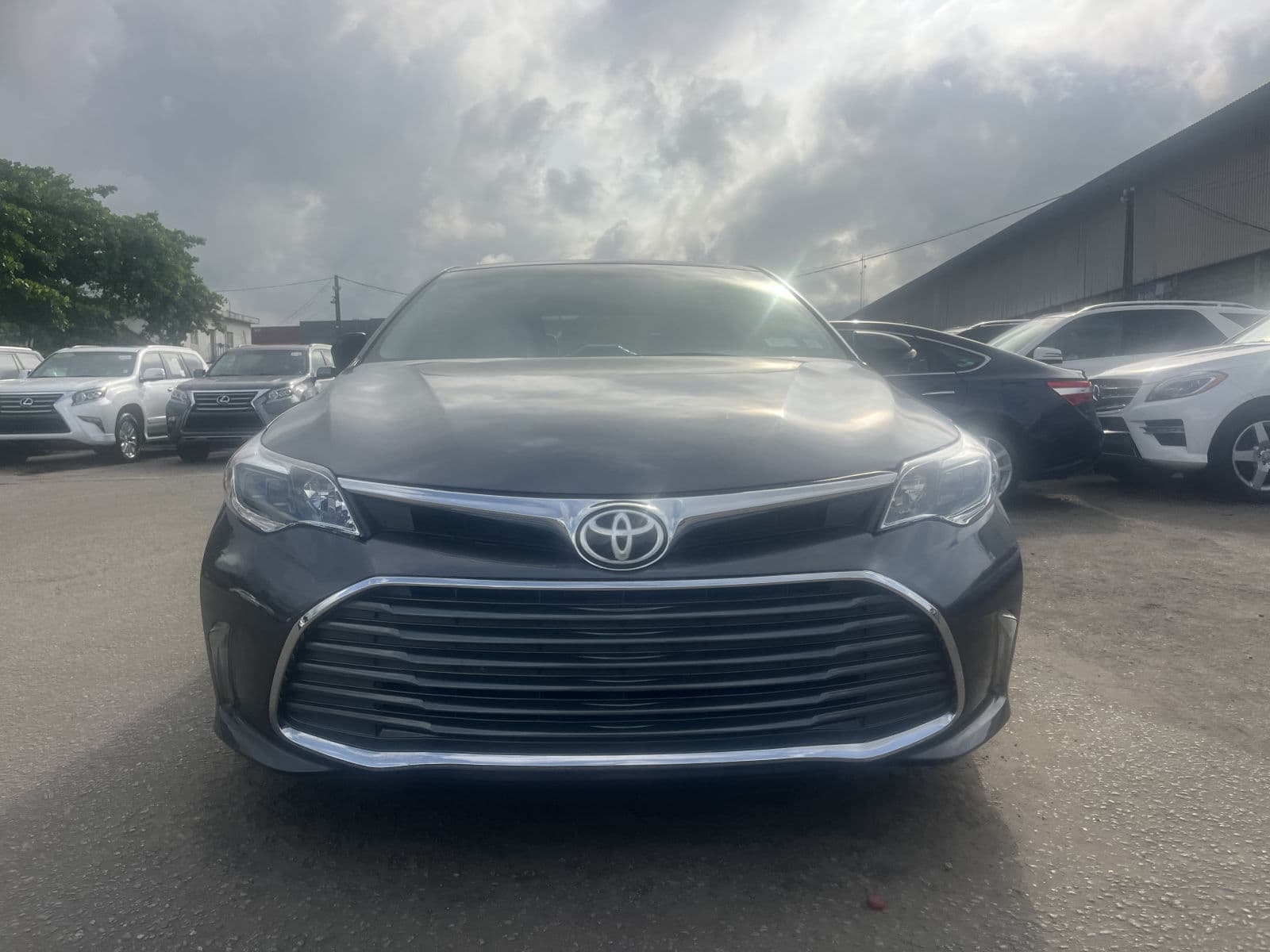 2014 Toyota Avalon Sedan — photo 2 of 10