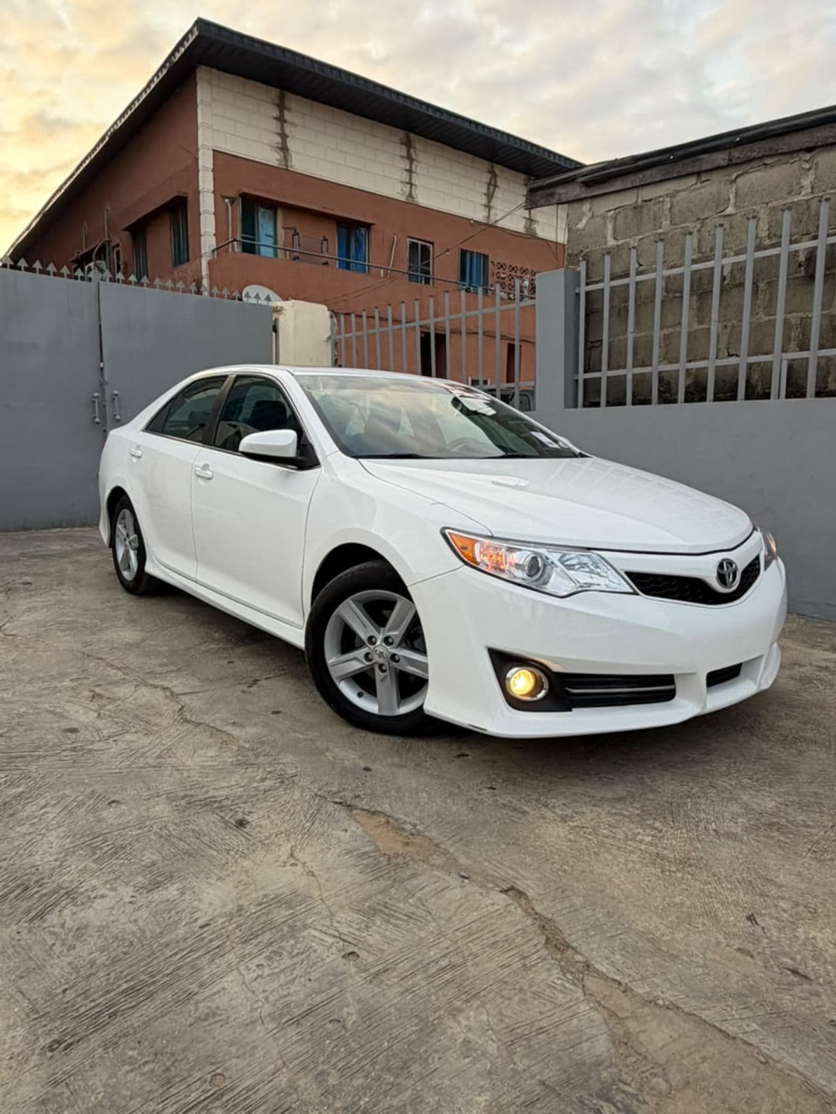 2013 Toyota Camry Sedan — photo 3 of 7