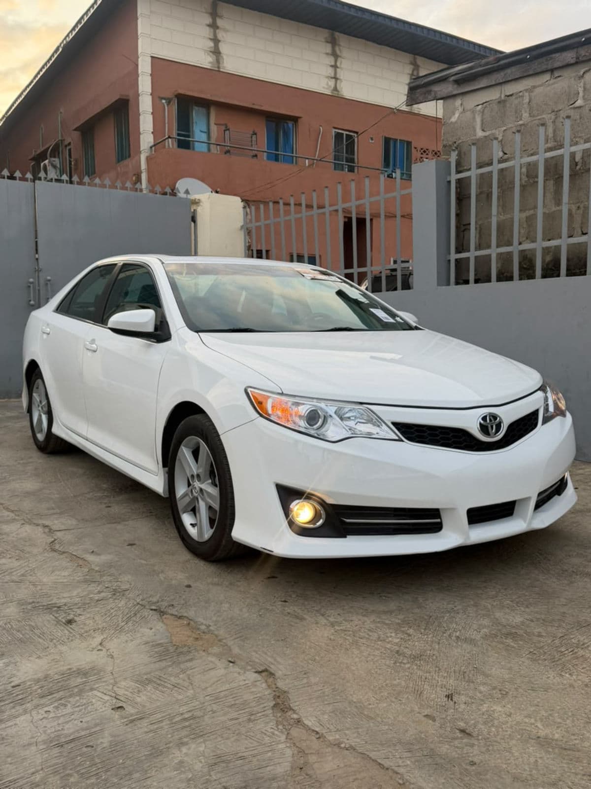 2013 Toyota Camry Sedan — photo 4 of 7