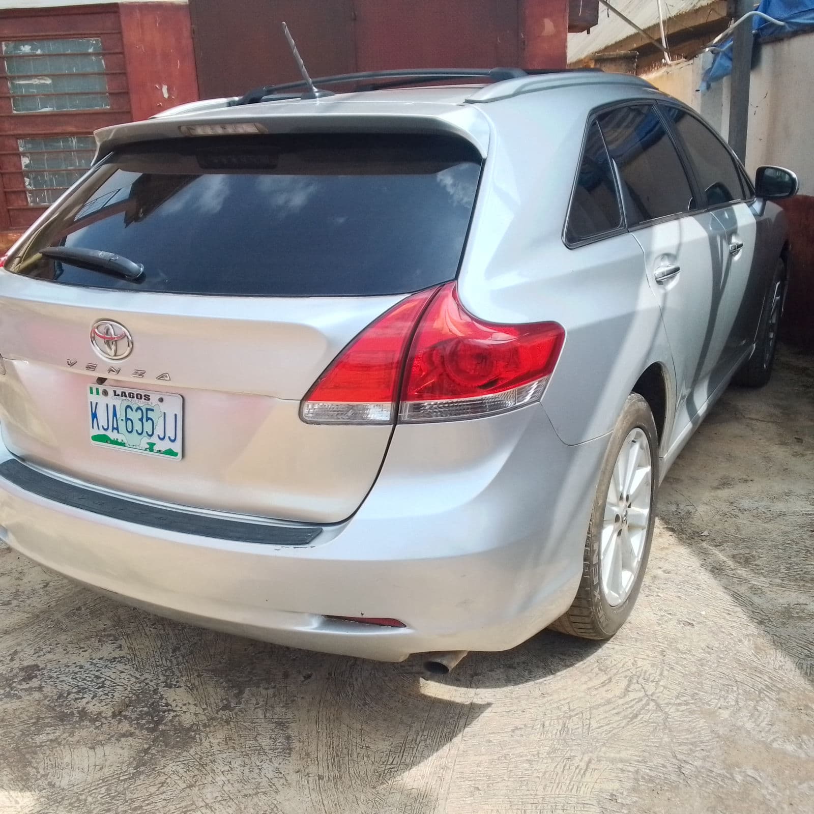 2011 Toyota Venza SUV — photo 2 of 8