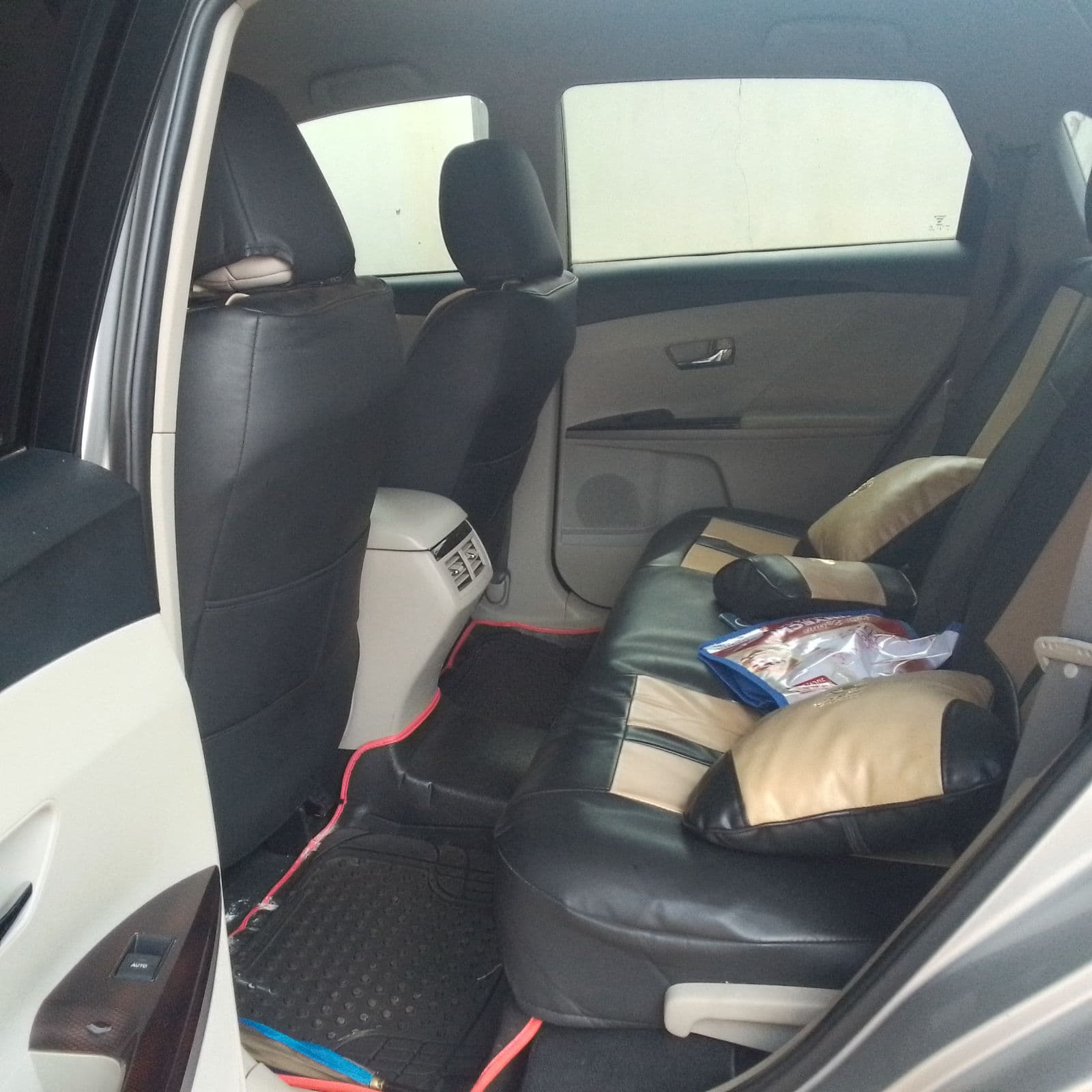 2011 Toyota Venza SUV — photo 5 of 8