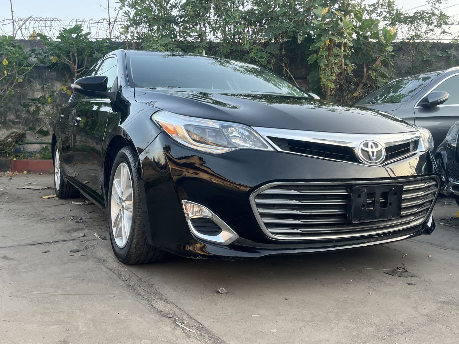 2014 Toyota Avalon Sedan — photo 2 of 8