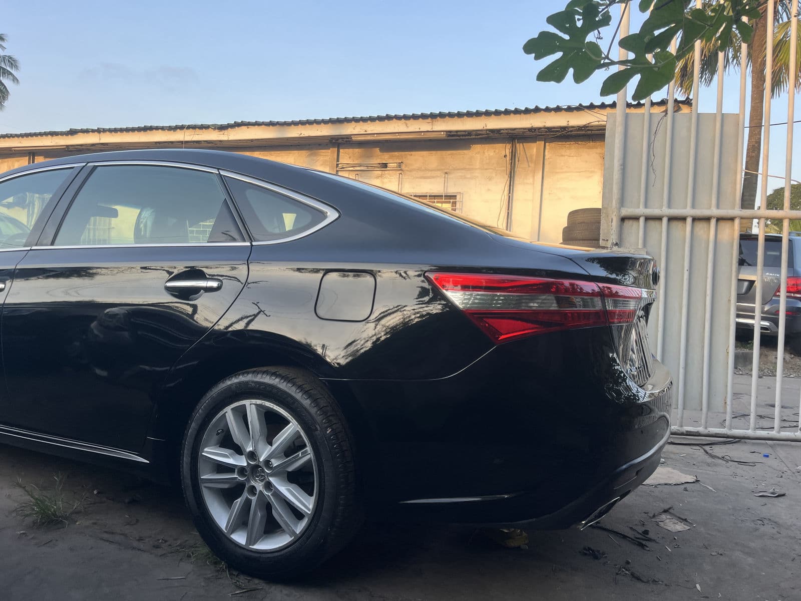 2014 Toyota Avalon Sedan — photo 6 of 8